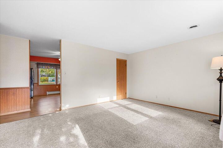 Property Photo: 808 Meadowbrook Dr WI 53090