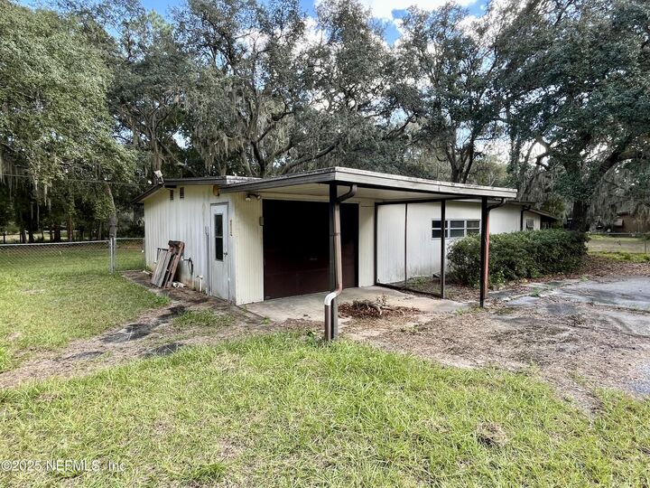 Property Photo: 104 Anderson Drive FL 32181