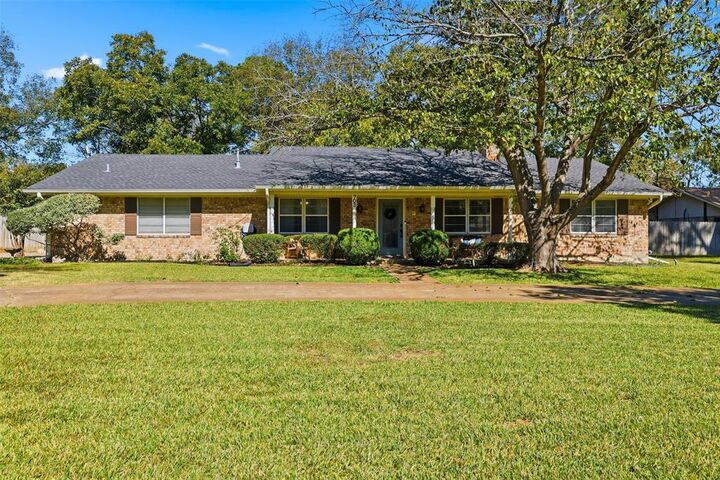 Property Photo: 703 E Pennsylvania Avenue TX 75790