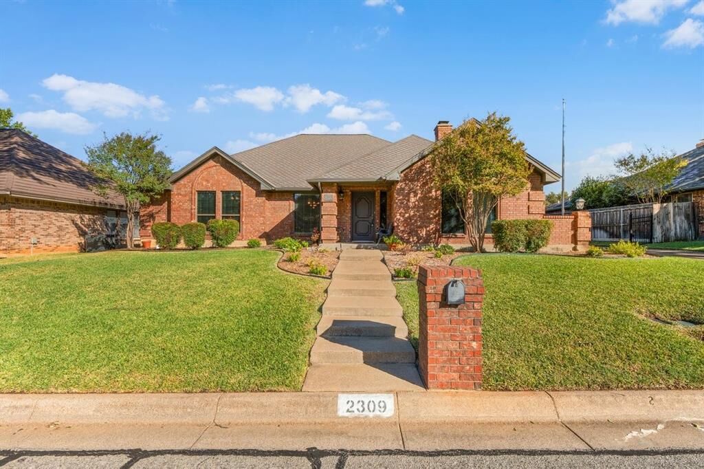 Property Photo: 2309 Wimbledon Drive TX 76017