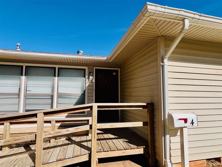 Property Photo: 4 Cottonwood Drive OK 73018