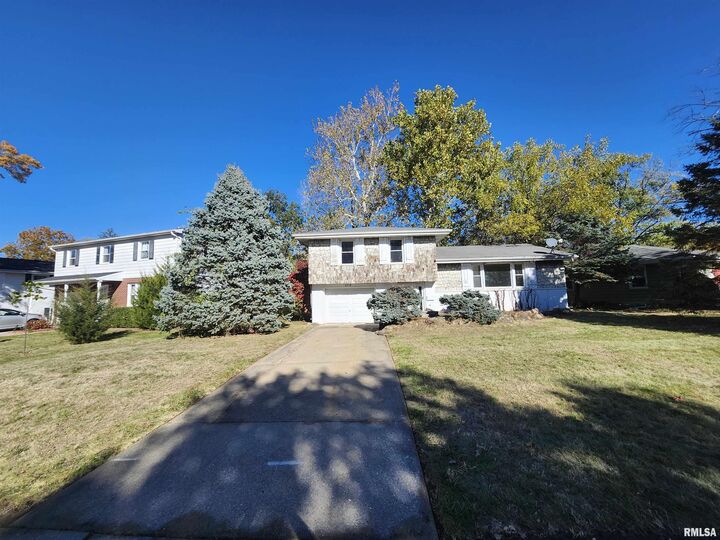 Property Photo:  2715 W Huntington Drive  IL 61614 