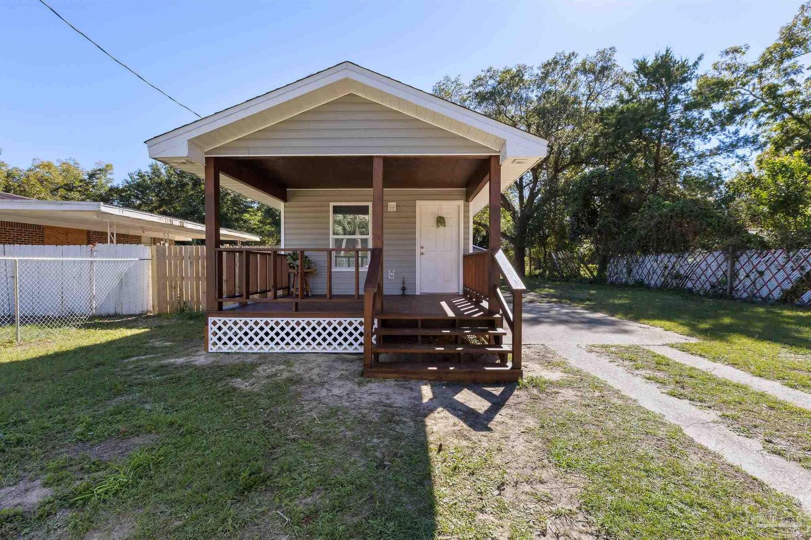 Property Photo: 2405 W Hernandez St FL 32505