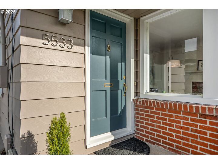 Property Photo: 5533 NE Couch St OR 97213