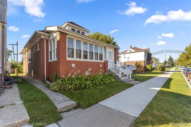 Property Photo: 823 Saint John Street MI 48192