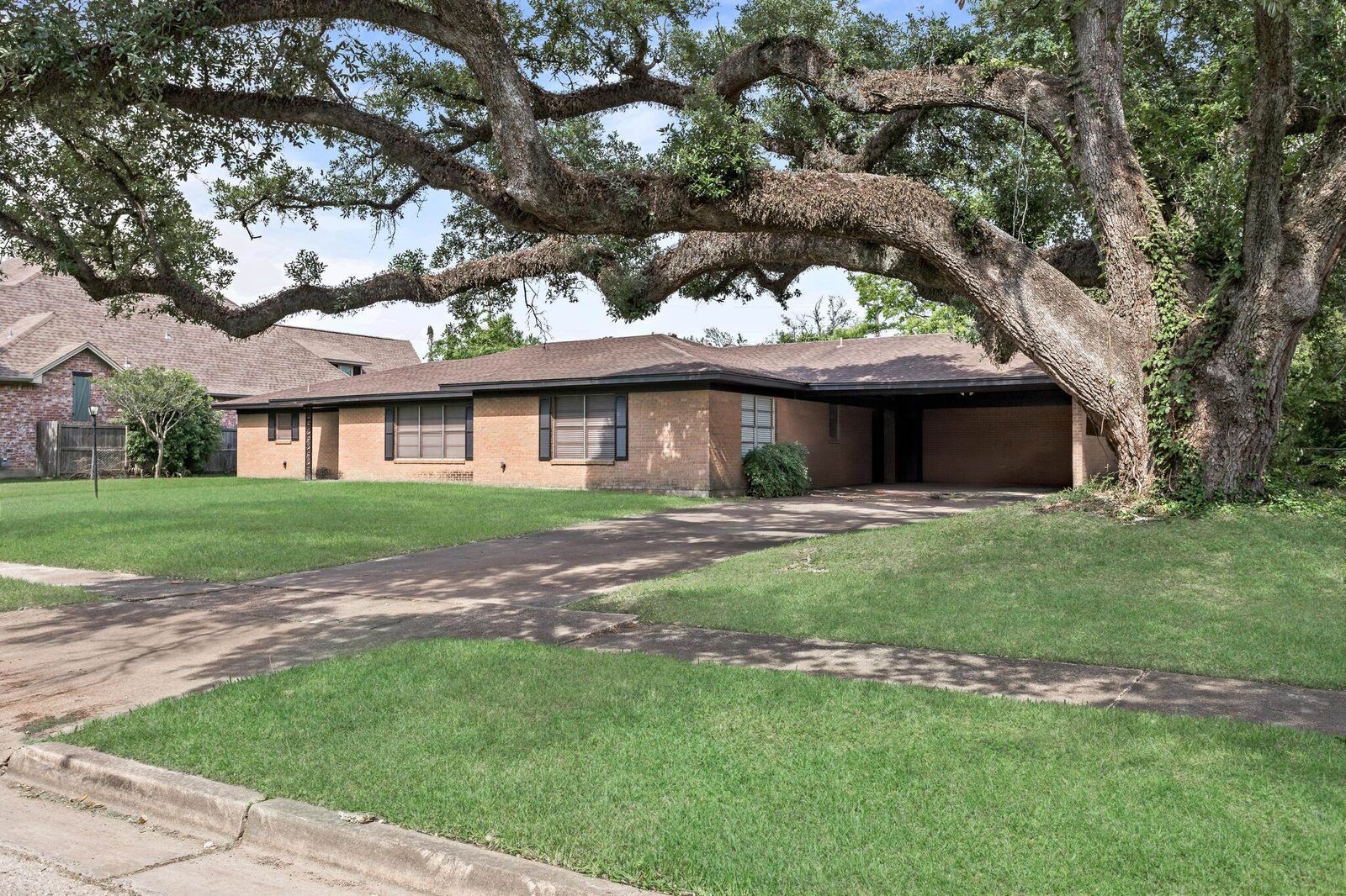 Property Photo:  216 W Circuit  TX 77706 