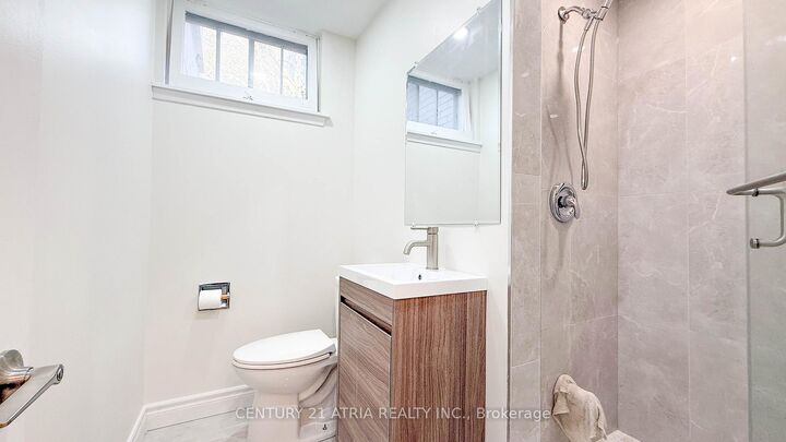 Photo de la propriété: 151 Fenn Avenue ON M2P 1X8