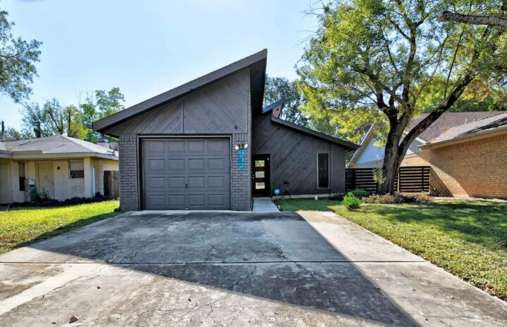 Property Photo:  937 Sundance Street  TX 78130 