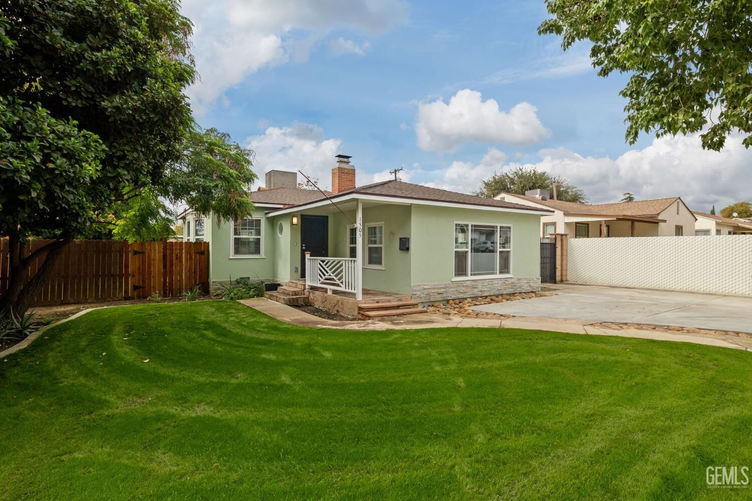 Property Photo: 1505 Stockton Avenue CA 93308