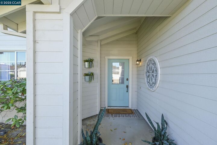 Property Photo: 1701 Pine Ct CA 94561