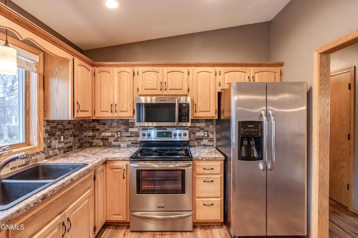 Property Photo:  2707 Essex Loop  ND 58504 