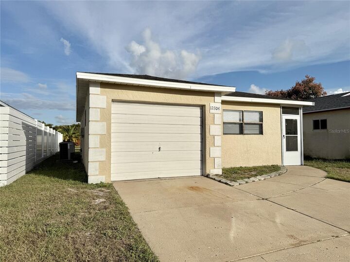 Property Photo:  12804 Kellywood Circle  FL 34669 