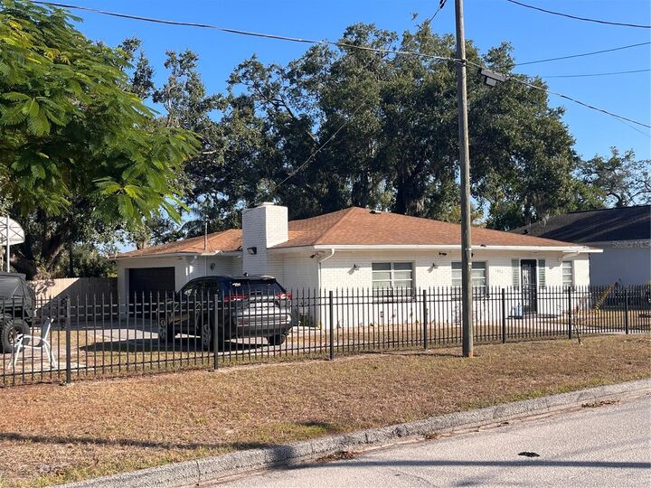 Property Photo: 1802 E Knollwood Street FL 33610