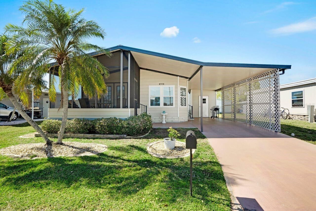 Property Photo: 709 Riverview Circle FL 34287