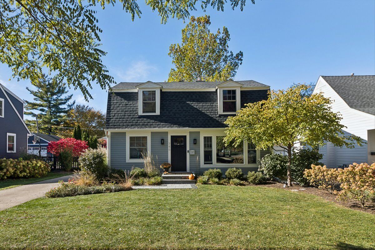 Property Photo:  746 N Pine Avenue  IL 60004 