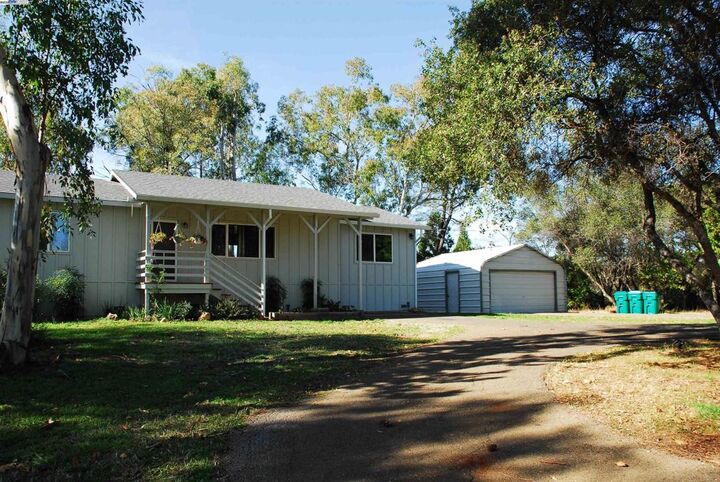 Property Photo: 3710 Lakeview Dr CA 95682