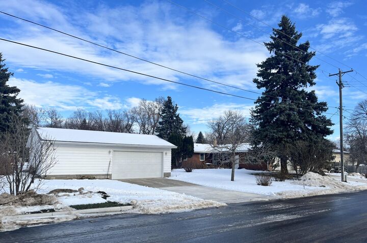 Property Photo:  205 Pleasant Avenue W  MN 56209 