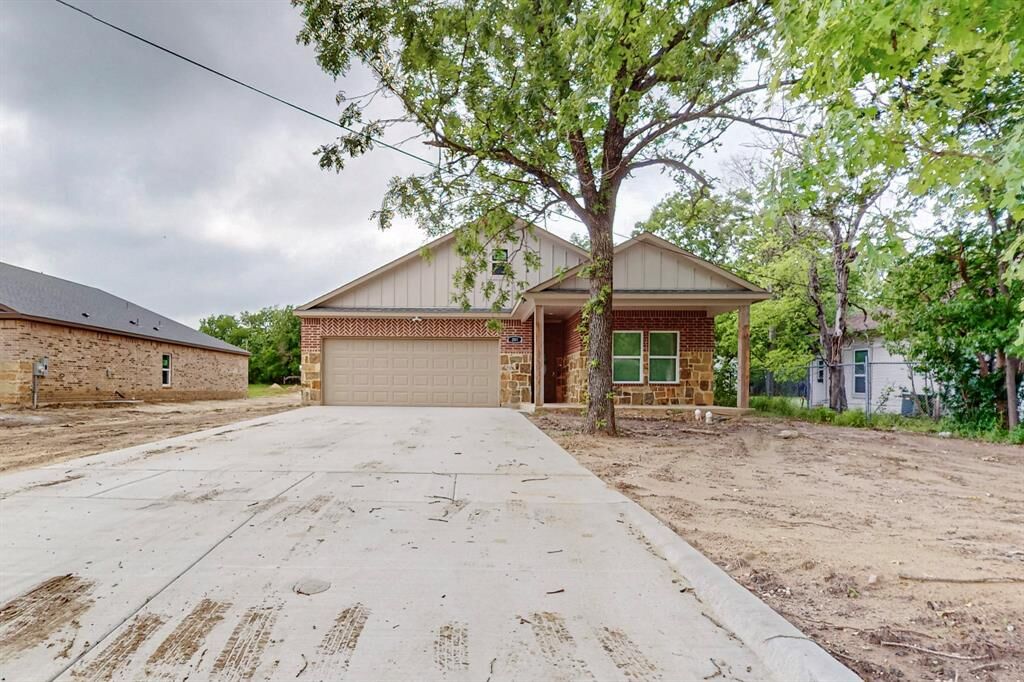 Property Photo: 201 Dellis Street TX 75160
