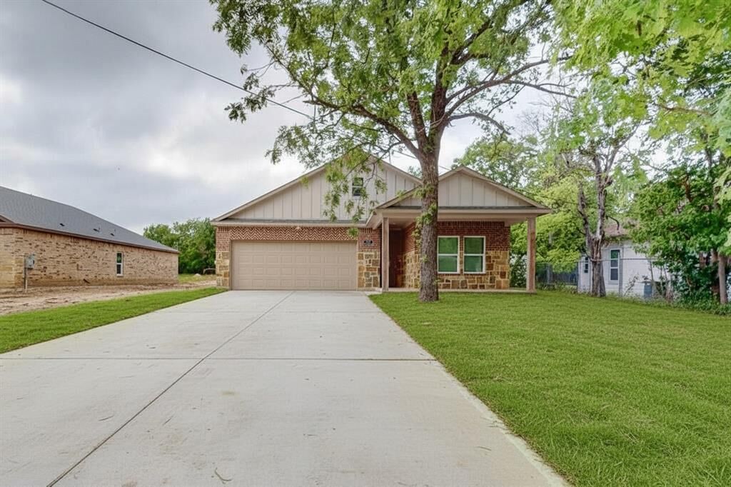 Property Photo:  201 Dellis Street  TX 75160 