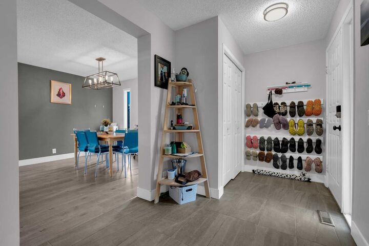 Photo de la propriété:  28 Woodglen Close SW  AB T2W 4N1 