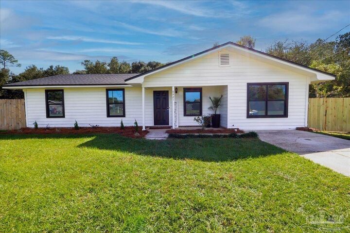 Property Photo: 6421 Meadow Field Cir FL 32526