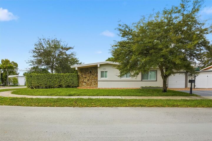 Property Photo: 5250 SW 96th Ave FL 33165