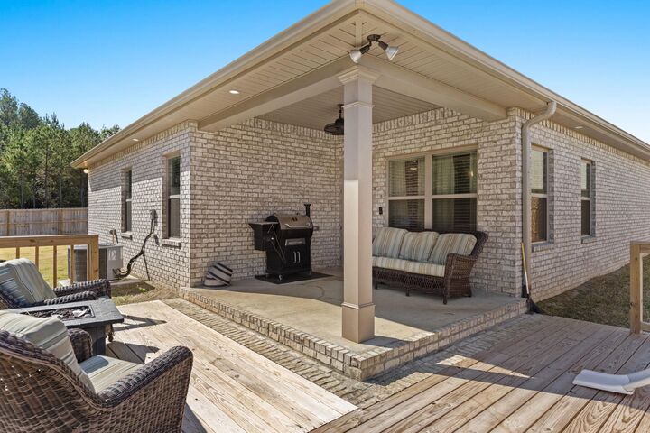 Property Photo: 1834 Loebner Ln SE AL 35055
