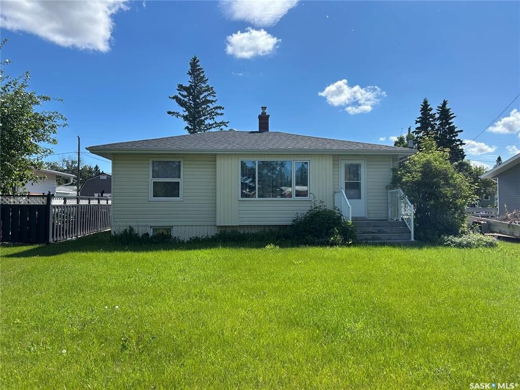 Property Photo:  530 5th Street NE  SK S0A 4J0 