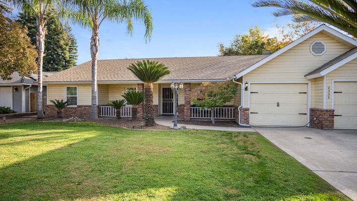 Property Photo: 2335 E Harvard Court CA 93292