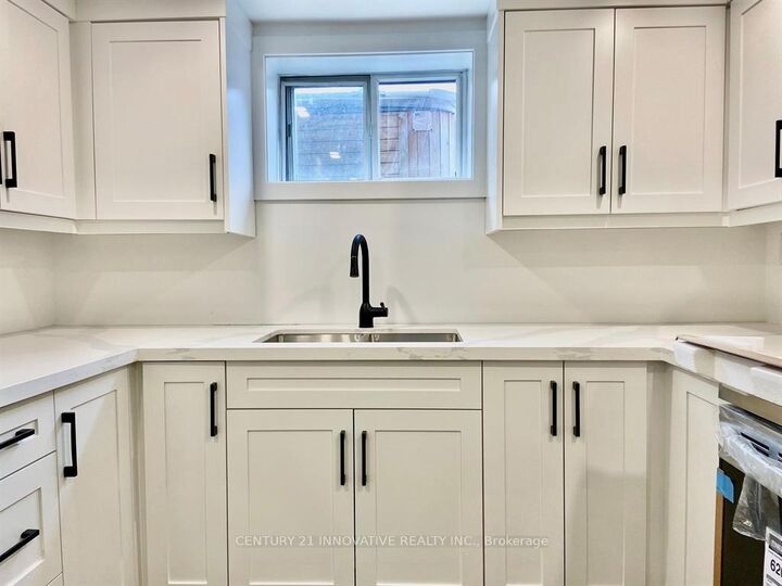 Photo de la propriété:  127 Treeview Drive Bsmt  ON M8W 4C4 