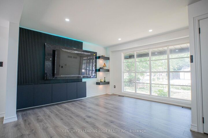 Property Photo:  77 Elford Crescent  ON L8K 5K8 