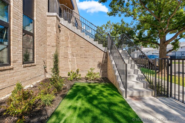 Property Photo:  1049 E 8th Street S  OK 74120 