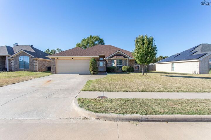 Property Photo:  2102 E Hunters Glen  TX 76306 