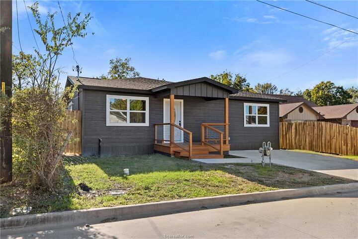 Property Photo: 1121 Lowery Street TX 77803