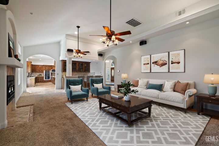 Property Photo:  2112 Branch Creek Street  CA 93312 