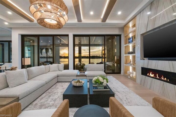 Property Photo:  1640 Dolphin Ct  FL 34102 