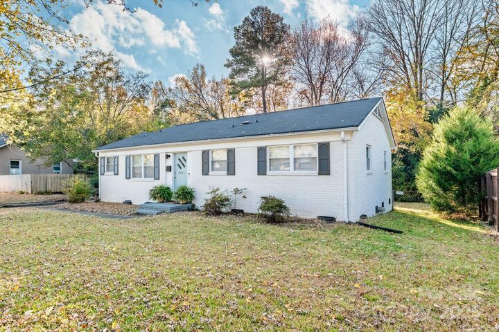 Property Photo: 2333 Birchcrest Drive NC 28205