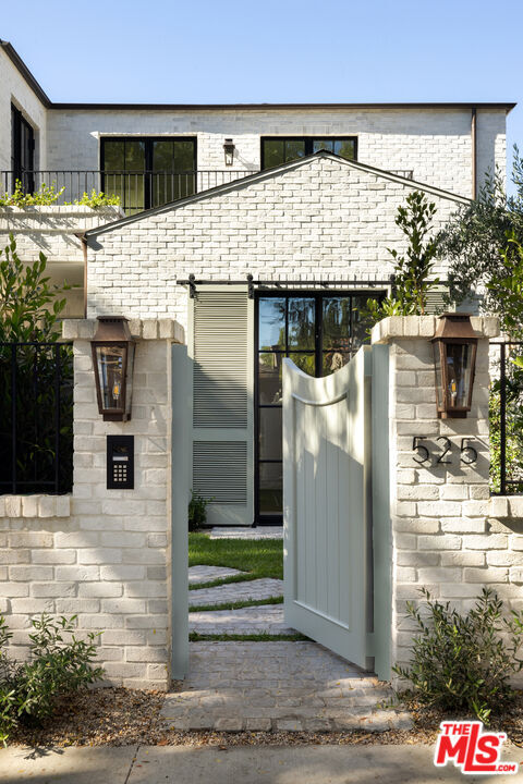 Property Photo: 525 Westmount Dr CA 90048