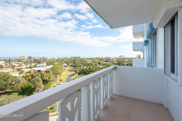 Property Photo: 935 N Halifax Avenue 802 FL 32118