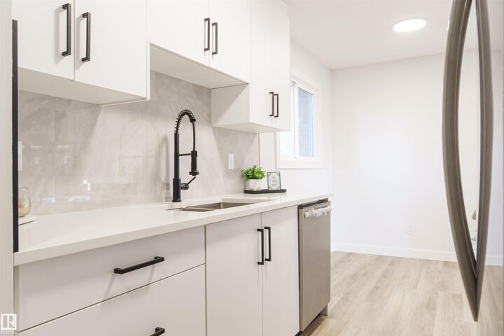 Property Photo:  18418 62B Avenue NW  AB T5T 2N7 