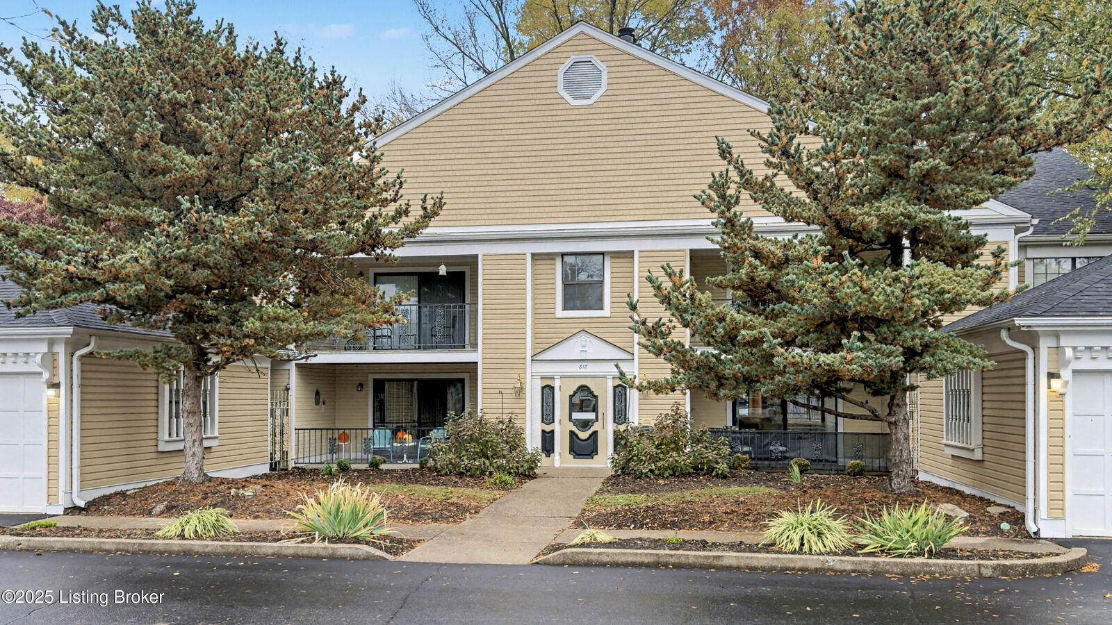 Property Photo: 818 Washburn Ave Apt 1-A KY 40222