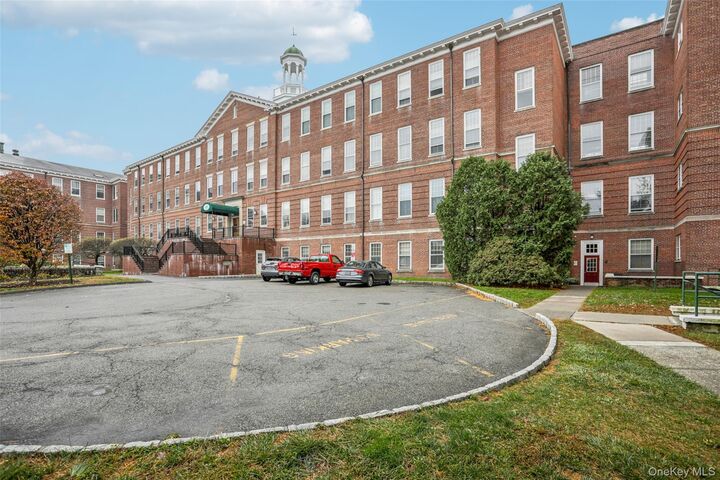 Property Photo: 3208 Villa At The Woods NY 10566