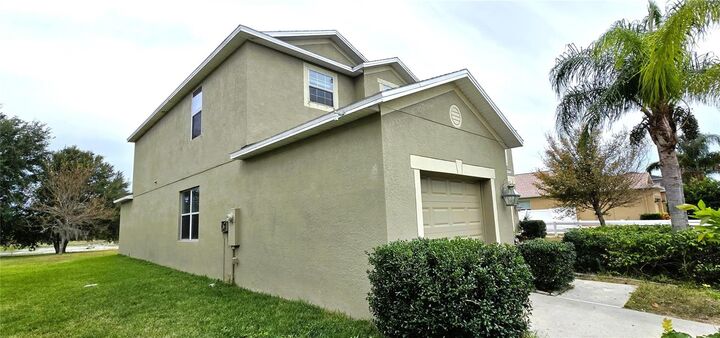 Property Photo: 2432 Cumberland Cliff Drive FL 33570