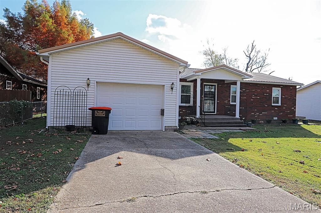 Property Photo: 712 Duckett Street MO 63730
