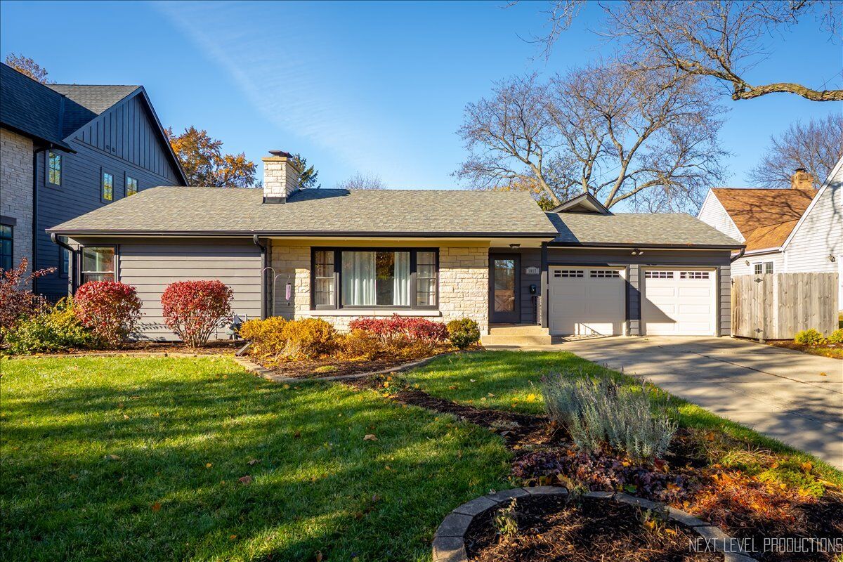 Property Photo:  1017 S 6th Street  IL 60174 