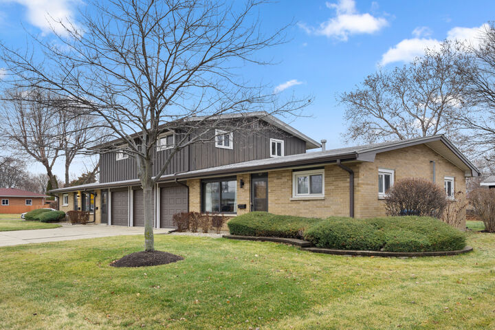 Property Photo: 537-541 N Edgelawn Drive 537 IL 60506