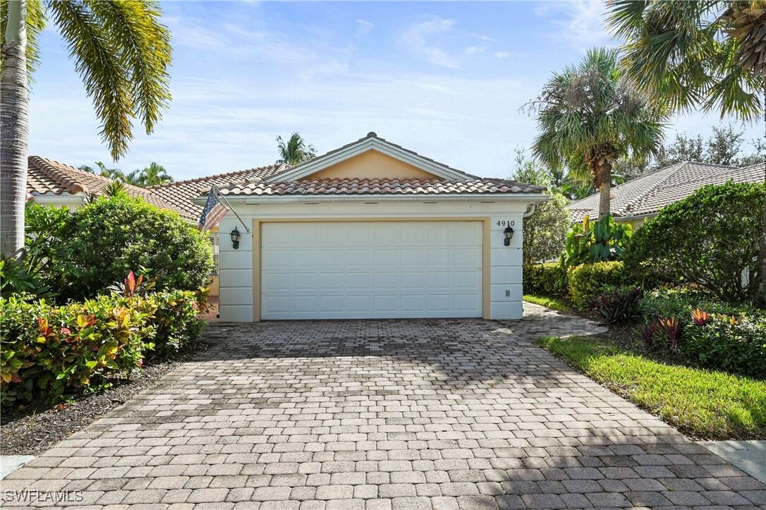 Property Photo: 4910 Kingston Way FL 34119