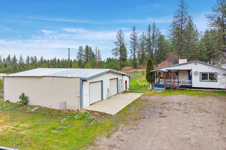 Property Photo: 21018 N Austin Rd WA 99005