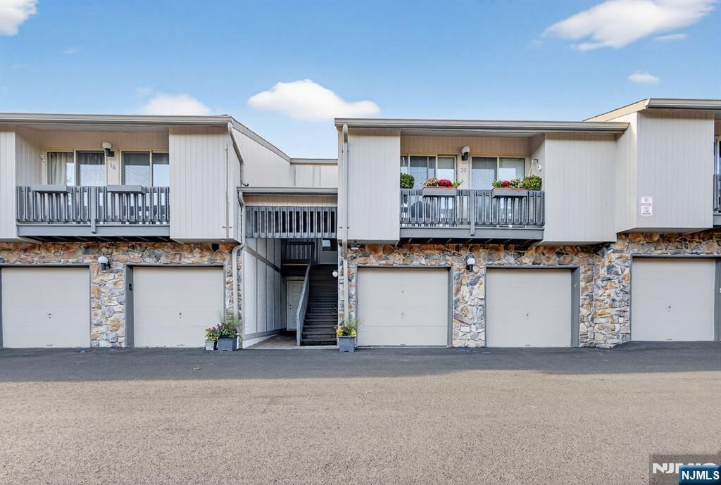 Property Photo:  20 McChesney Court 1720  NJ 07052 