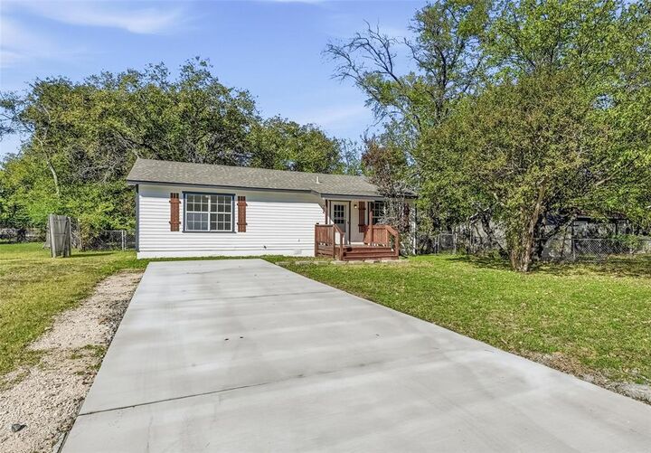 Property Photo: 704 Graham Street TX 76033